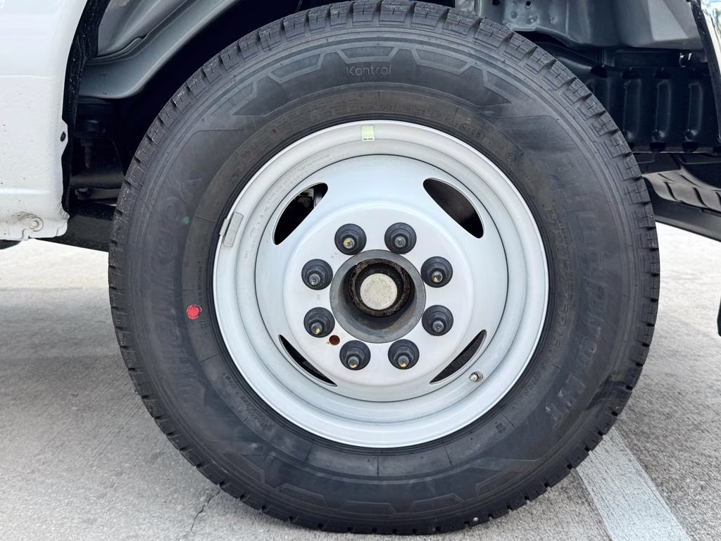2027 Oxford White Ford E-450SD Base RWD Truck