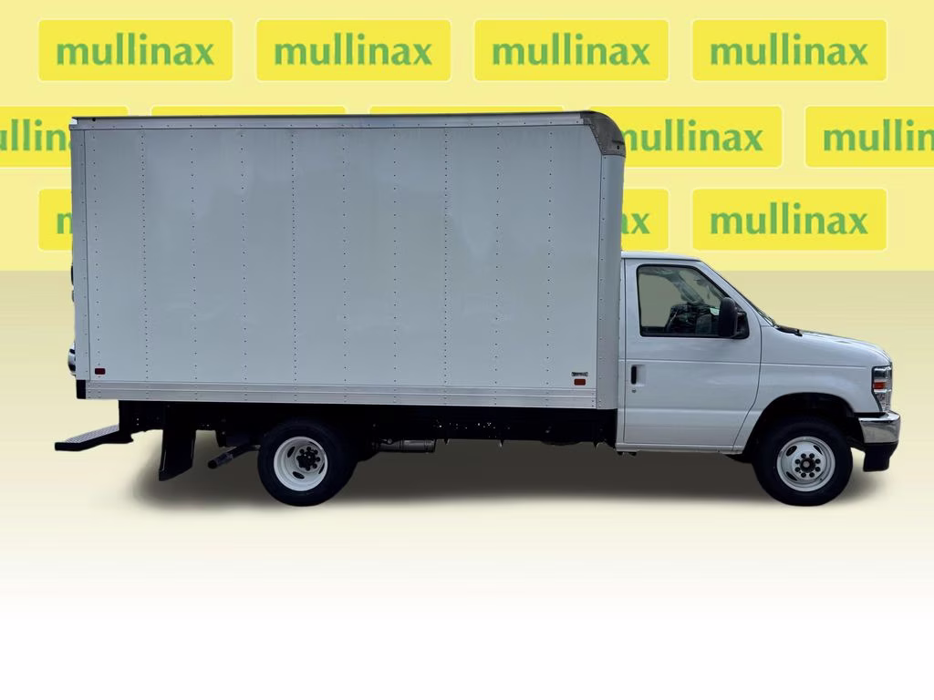 2027 Oxford White Ford E-450SD Base RWD Truck