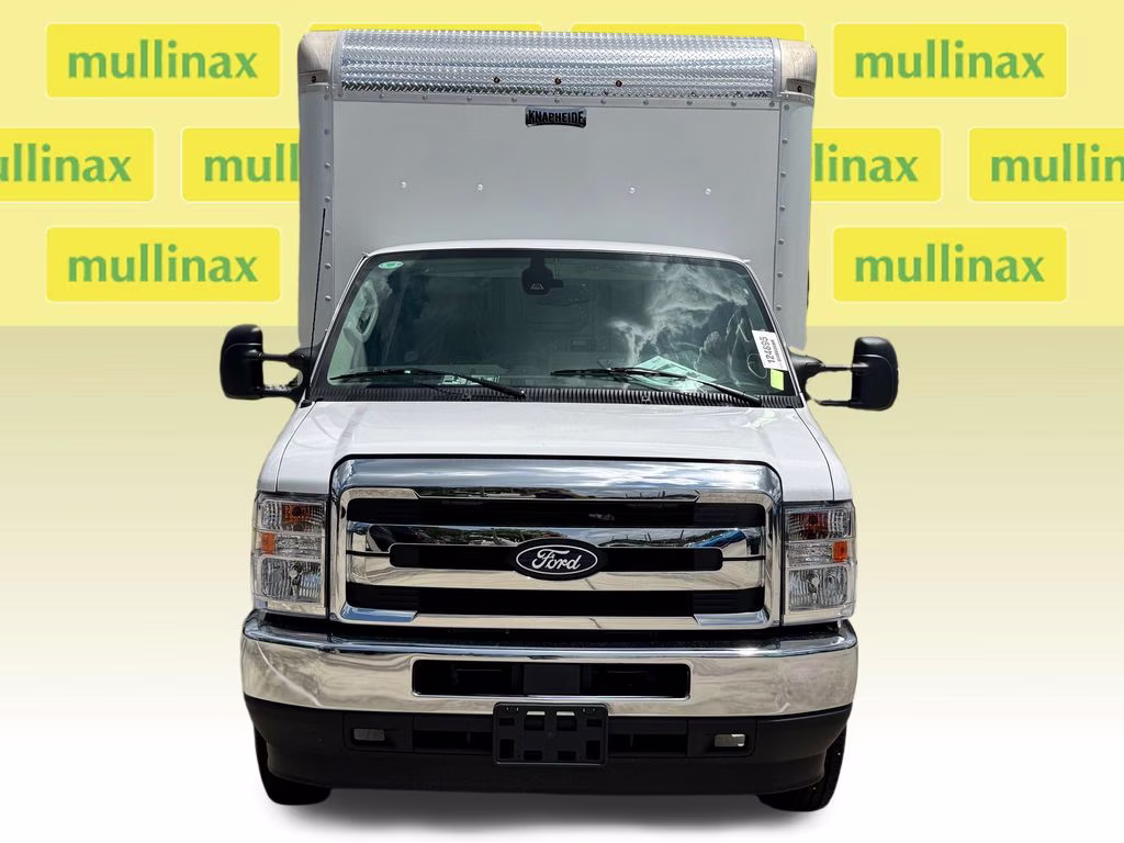 2027 Oxford White Ford E-450SD Base RWD Truck
