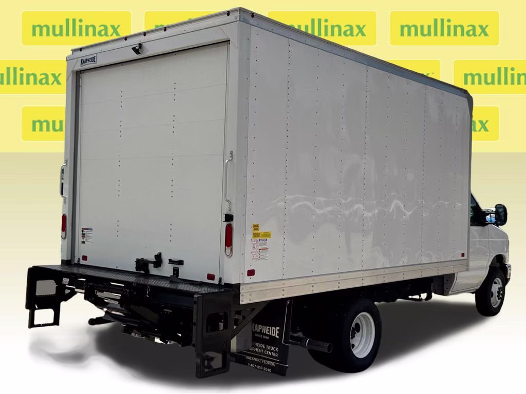 2027 Oxford White Ford E-450SD Base RWD Truck