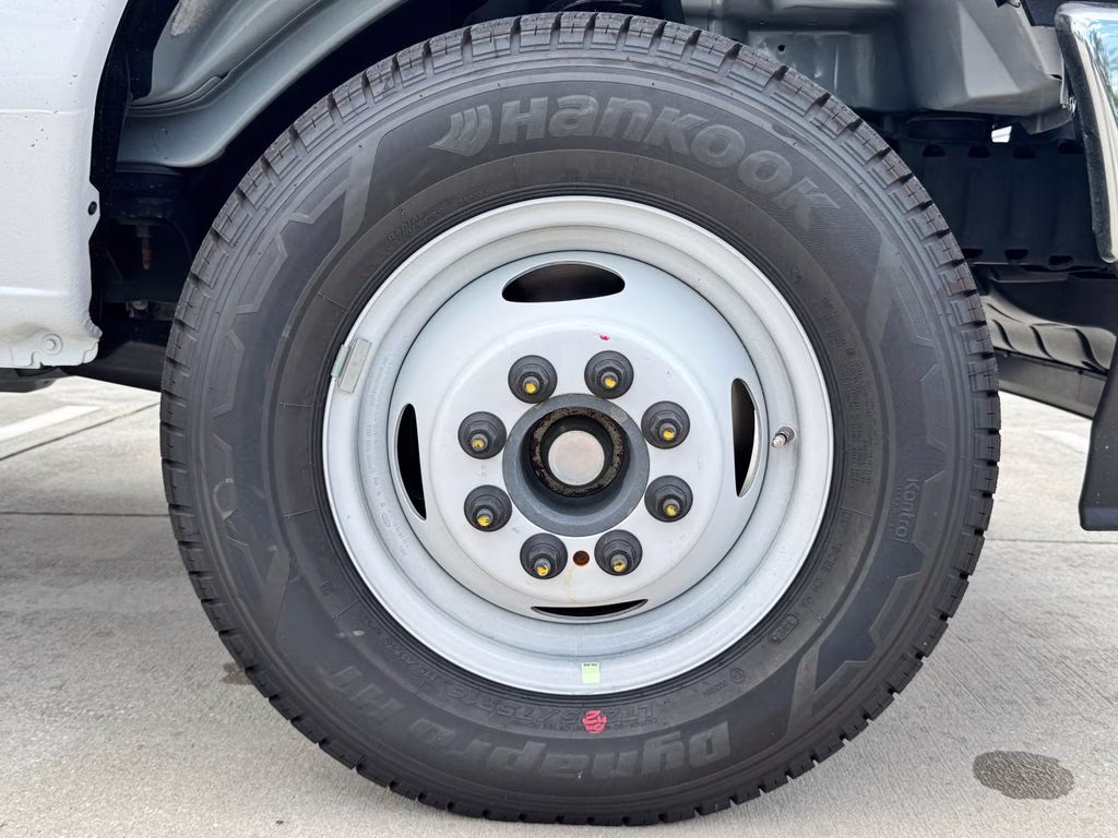2027 Oxford White Ford E-450SD Base RWD Truck