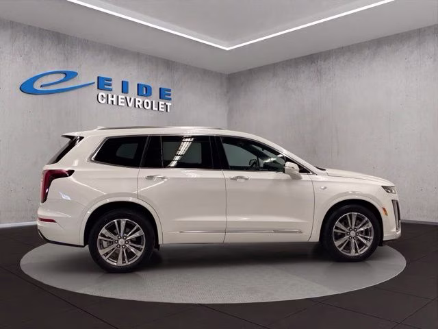 2022 Crystal White Tricoat Cadillac XT6 Premium Luxury AWD SUV