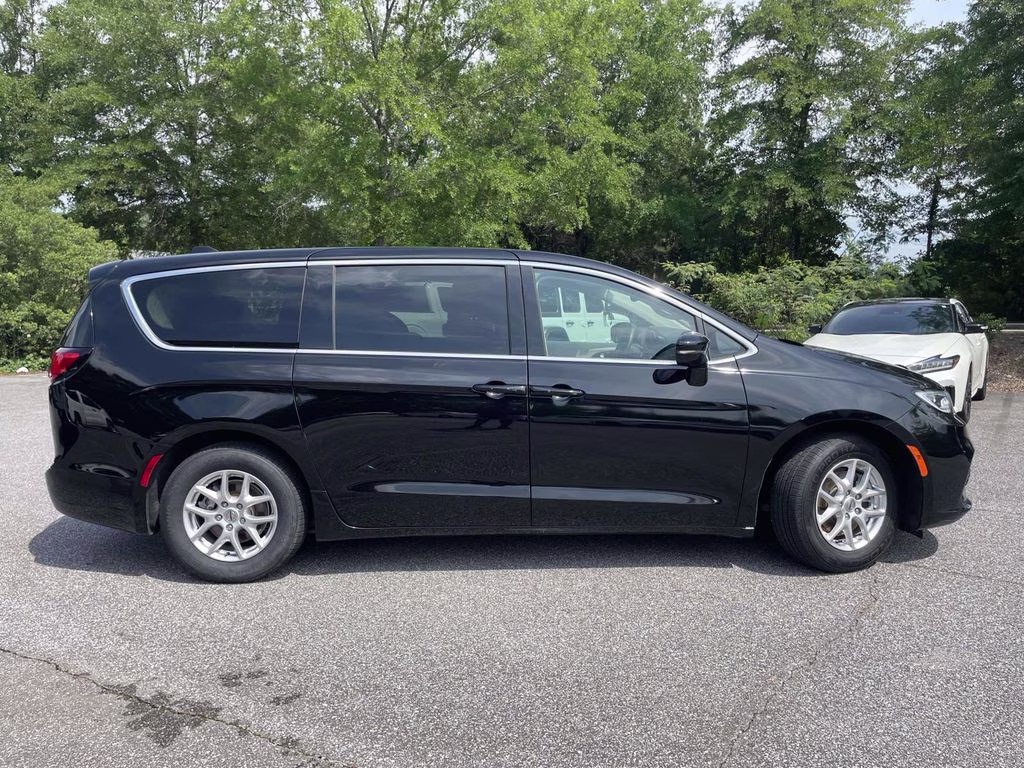 2024 Diamond Black Crystal Pearlcoat Chrysler Pacifica Touring L FWD Van
