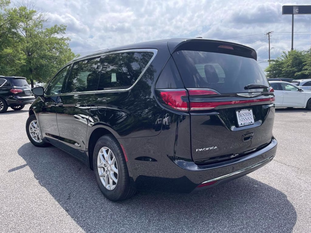 2024 Diamond Black Crystal Pearlcoat Chrysler Pacifica Touring L FWD Van