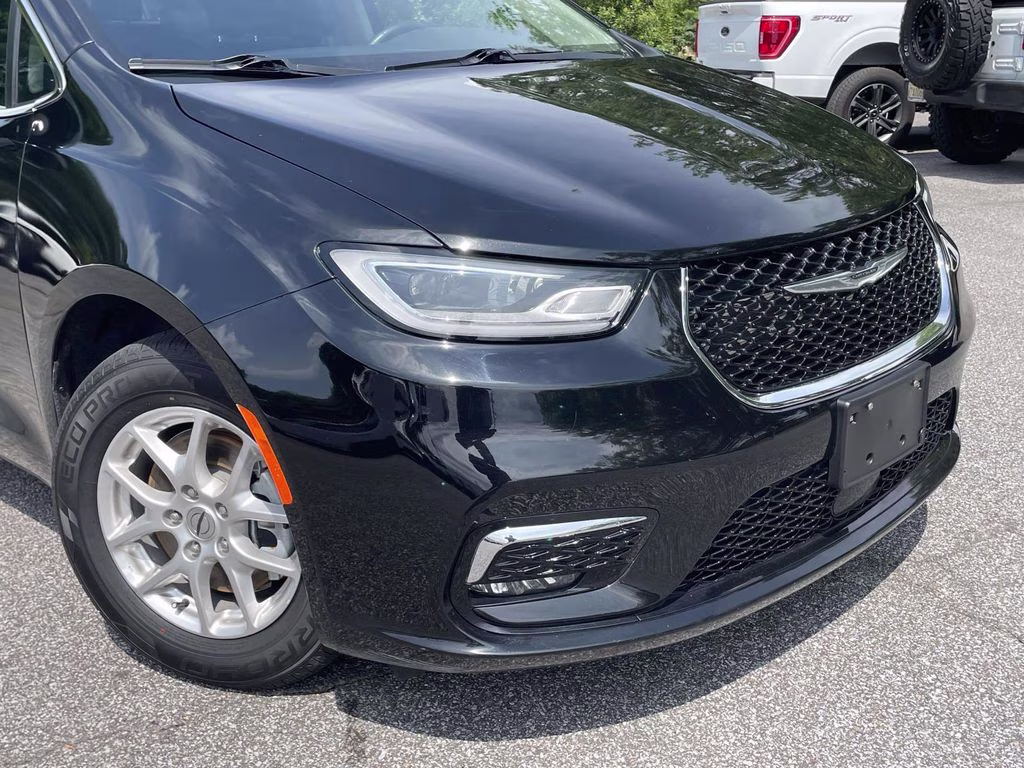 2024 Diamond Black Crystal Pearlcoat Chrysler Pacifica Touring L FWD Van