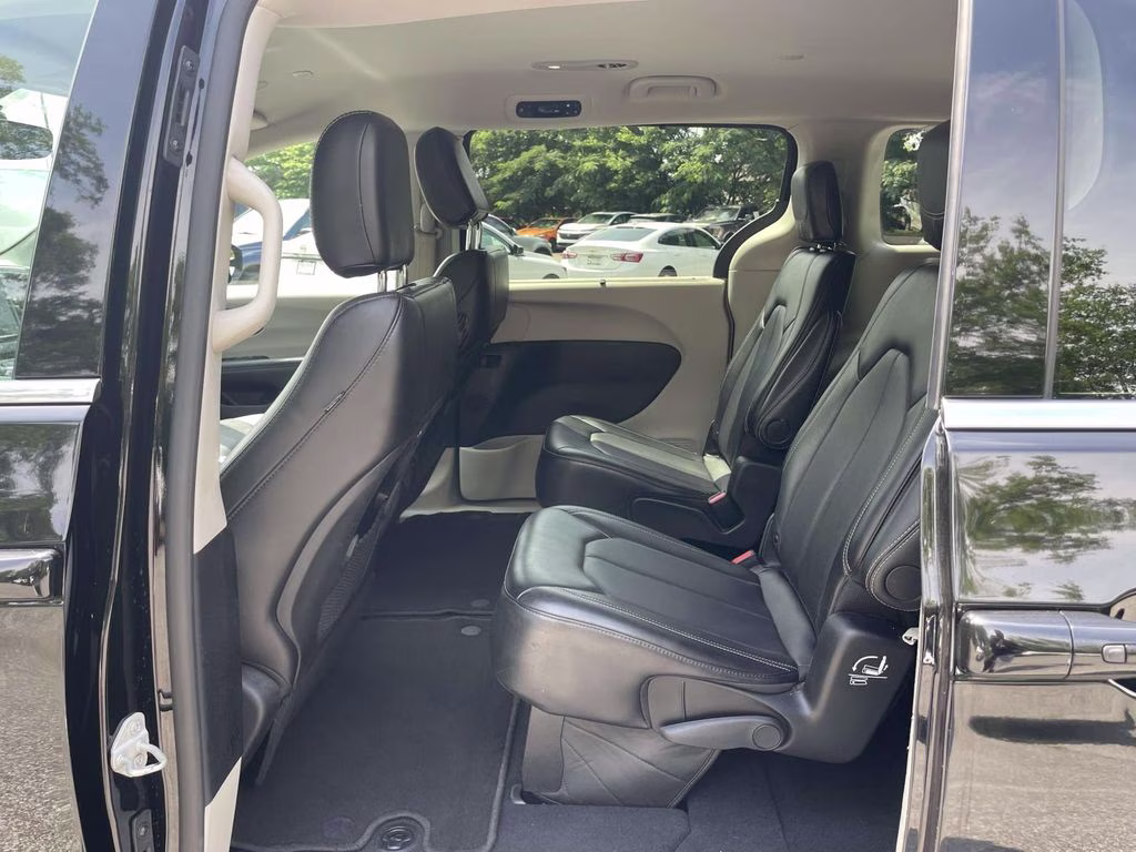 2024 Diamond Black Crystal Pearlcoat Chrysler Pacifica Touring L FWD Van
