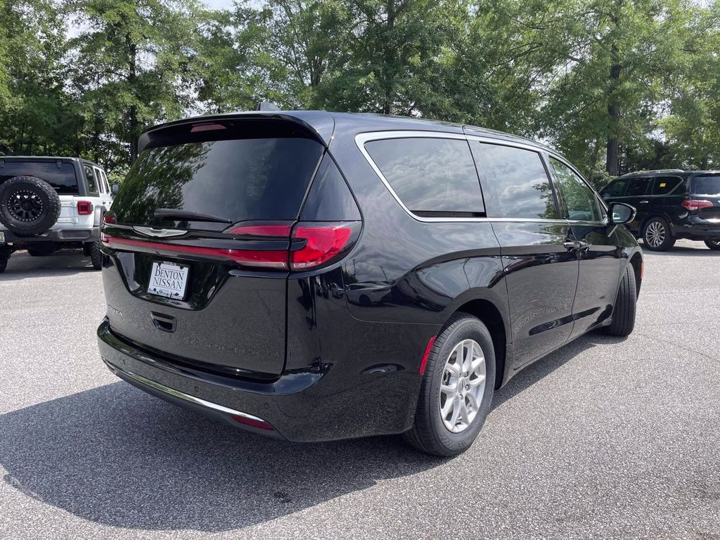 2024 Diamond Black Crystal Pearlcoat Chrysler Pacifica Touring L FWD Van