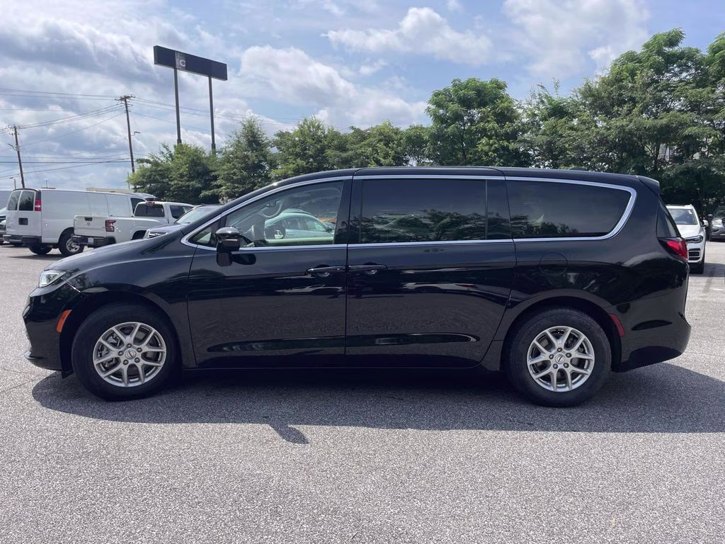 2024 Diamond Black Crystal Pearlcoat Chrysler Pacifica Touring L FWD Van