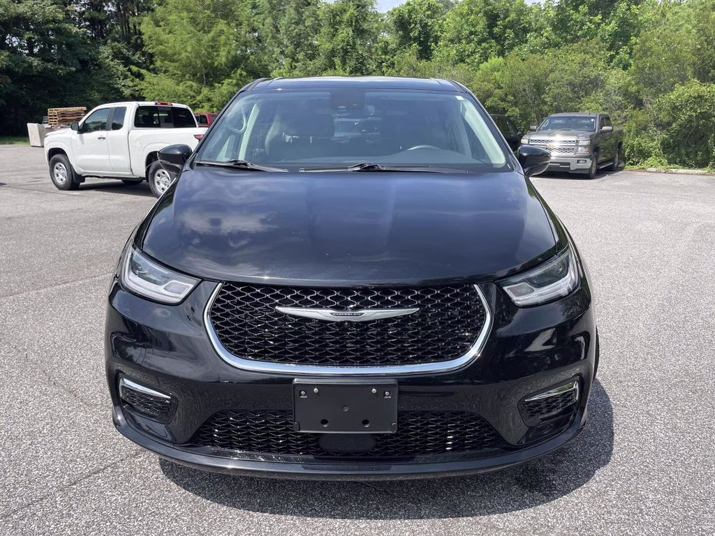 2024 Diamond Black Crystal Pearlcoat Chrysler Pacifica Touring L FWD Van