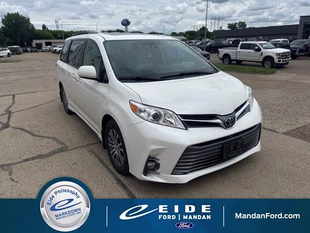 2018 White Toyota Sienna XLE Premium FWD Van