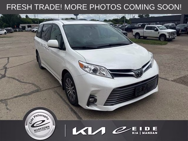 2018 White Toyota Sienna L FWD Van