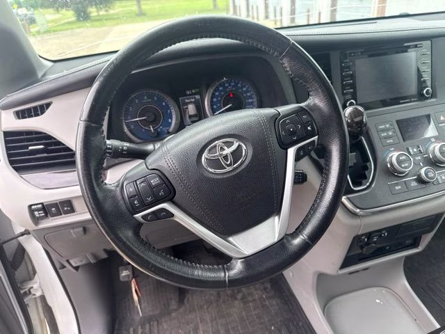 2018 White Toyota Sienna XLE Premium FWD Van