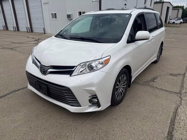 2018 White Toyota Sienna XLE Premium FWD Van