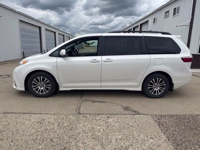2018 White Toyota Sienna XLE Premium FWD Van