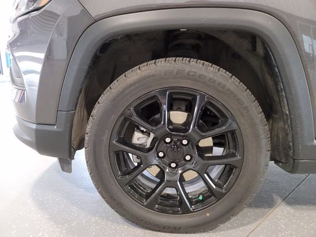 2022 Granite Crystal Metallic Clearcoat Jeep Compass Latitude 4X4 SUV