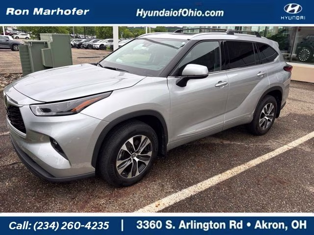 2022 Silver Toyota Highlander XLE AWD SUV