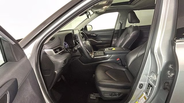 2022 Silver Toyota Highlander XLE AWD SUV