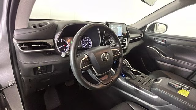 2022 Silver Toyota Highlander XLE AWD SUV