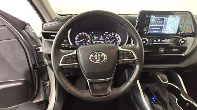 2022 Silver Toyota Highlander XLE AWD SUV
