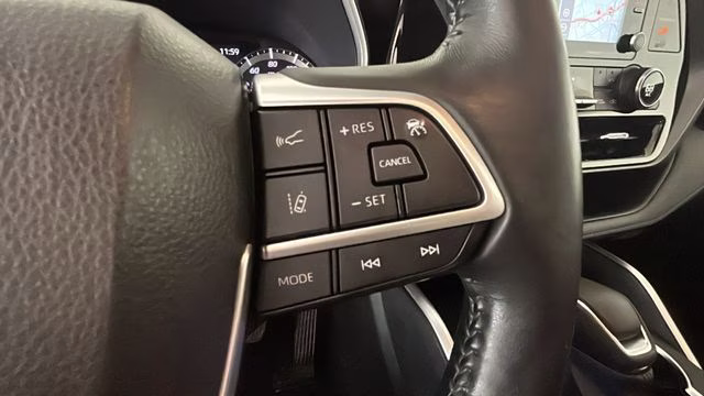 2022 Silver Toyota Highlander XLE AWD SUV