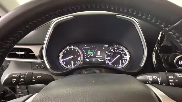 2022 Silver Toyota Highlander XLE AWD SUV