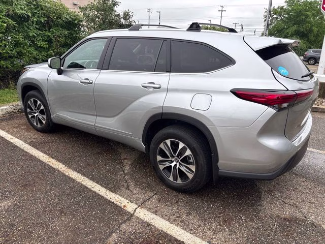 2022 Silver Toyota Highlander XLE AWD SUV