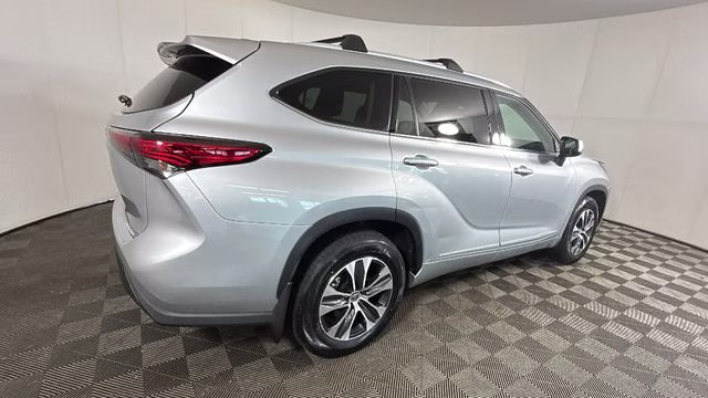 2022 Silver Toyota Highlander XLE AWD SUV