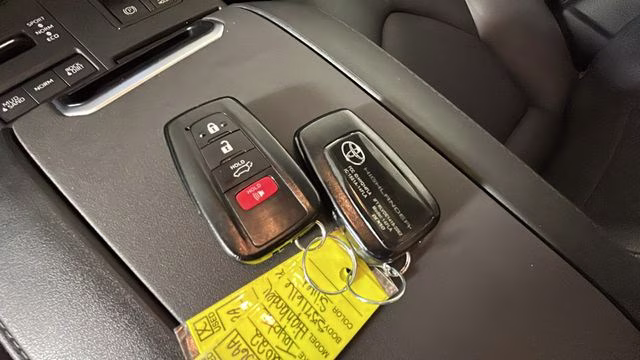 2022 Silver Toyota Highlander XLE AWD SUV
