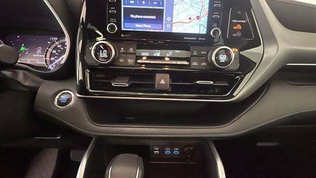 2022 Silver Toyota Highlander XLE AWD SUV