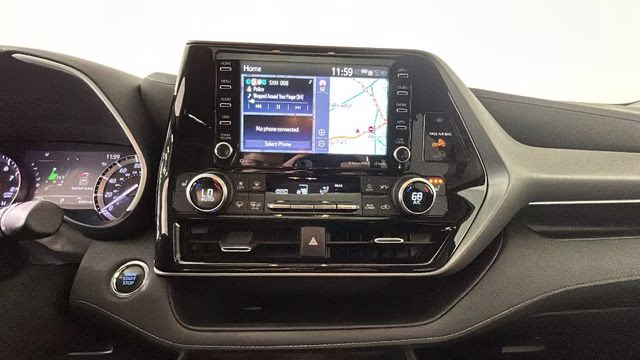 2022 Silver Toyota Highlander XLE AWD SUV