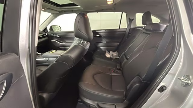 2022 Silver Toyota Highlander XLE AWD SUV