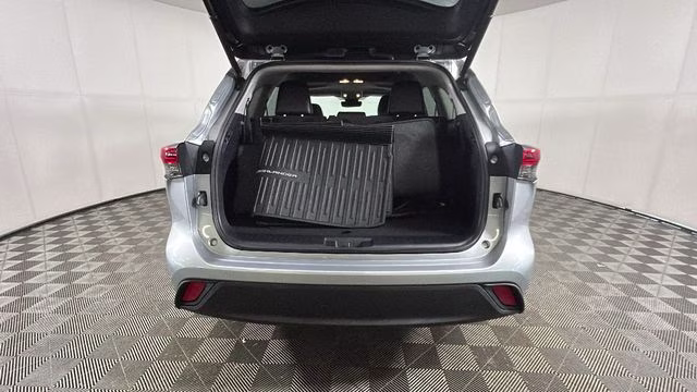 2022 Silver Toyota Highlander XLE AWD SUV