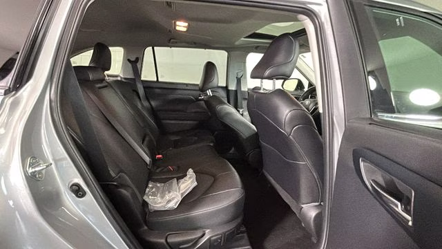 2022 Silver Toyota Highlander XLE AWD SUV