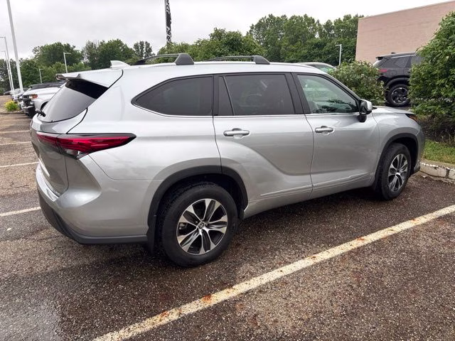 2022 Silver Toyota Highlander XLE AWD SUV