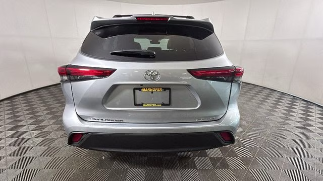 2022 Silver Toyota Highlander XLE AWD SUV