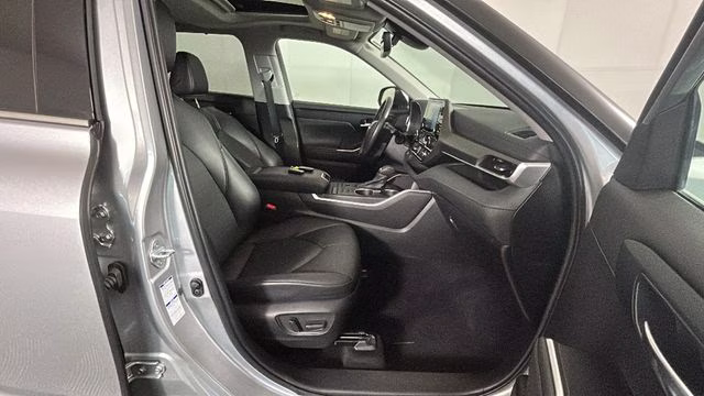 2022 Silver Toyota Highlander XLE AWD SUV