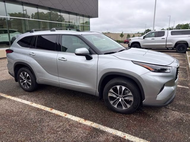2022 Silver Toyota Highlander XLE AWD SUV