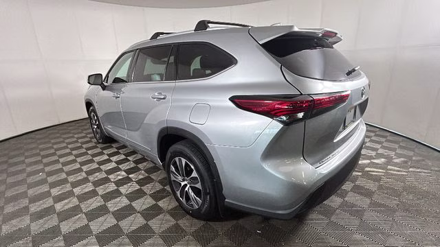 2022 Silver Toyota Highlander XLE AWD SUV