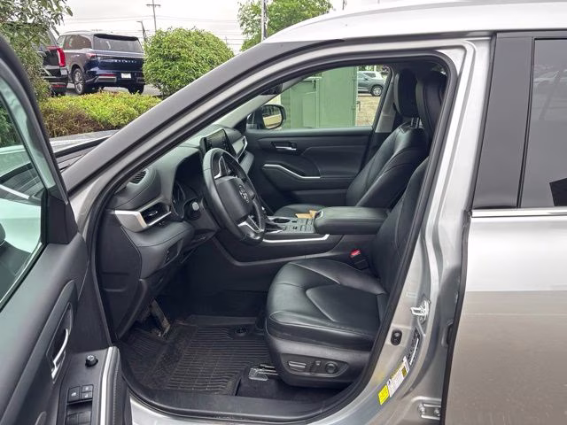 2022 Silver Toyota Highlander XLE AWD SUV