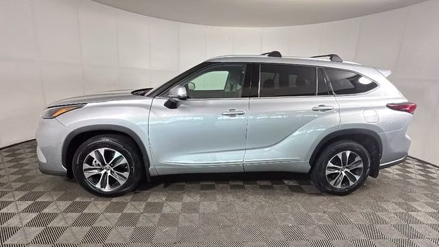 2022 Silver Toyota Highlander XLE AWD SUV