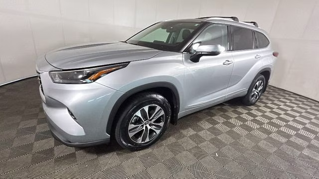 2022 Silver Toyota Highlander XLE AWD SUV