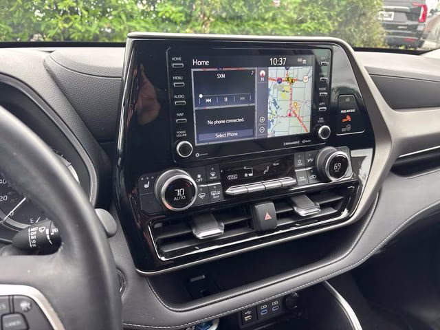 2022 Silver Toyota Highlander XLE AWD SUV