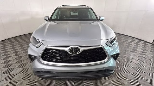 2022 Silver Toyota Highlander XLE AWD SUV
