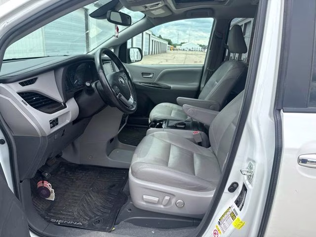 2018 White Toyota Sienna XLE Premium FWD Van