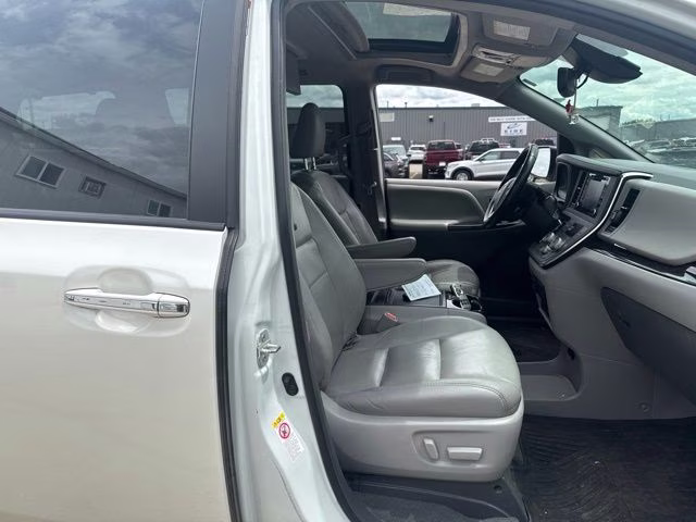 2018 White Toyota Sienna XLE Premium FWD Van