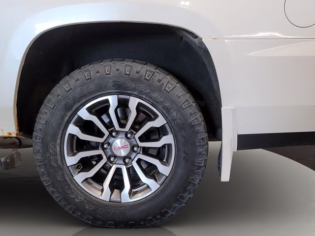2015 White Diamond Clearcoat GMC Yukon XL Denali 4X4 SUV