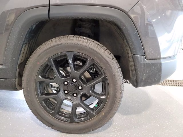 2022 Granite Crystal Metallic Clearcoat Jeep Compass Latitude 4X4 SUV