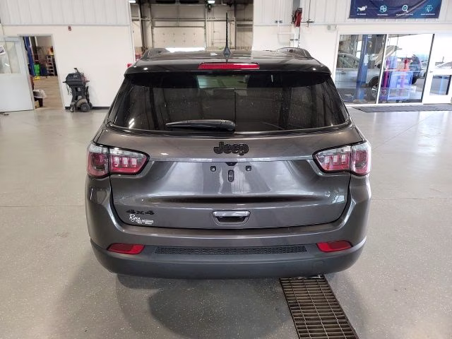 2022 Granite Crystal Metallic Clearcoat Jeep Compass Latitude 4X4 SUV