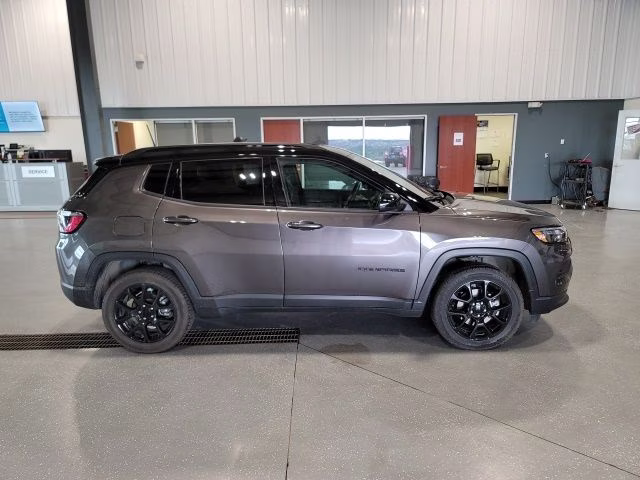 2022 Granite Crystal Metallic Clearcoat Jeep Compass Latitude 4X4 SUV