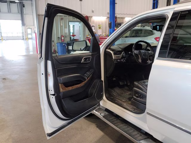 2015 White Diamond Clearcoat GMC Yukon XL Denali 4X4 SUV